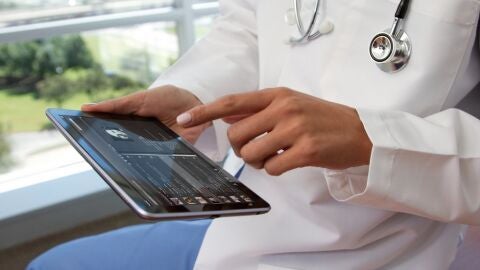 Un profesional m&eacute;dico utiliza una tableta