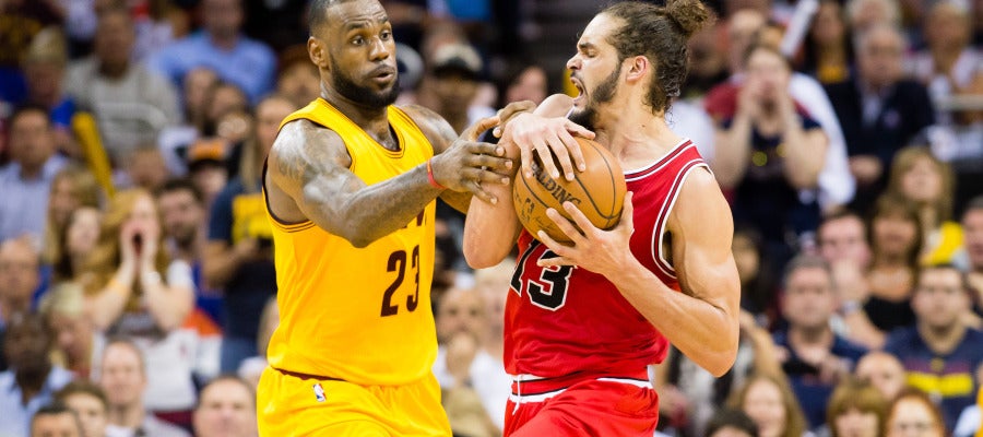 Lebron James y Derrick Rose disputando un balón Lebron James y Derrick Rose disputando un balón