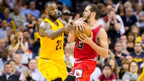 Lebron James y Derrick Rose disputando un bal&oacute;n
