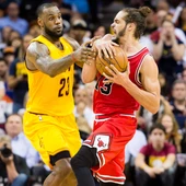 Lebron James y Derrick Rose disputando un balón Lebron James y Derrick Rose disputando un balón