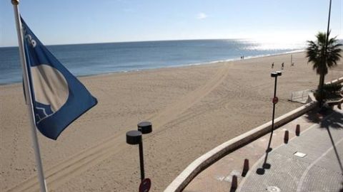 Playa con bandera azul
