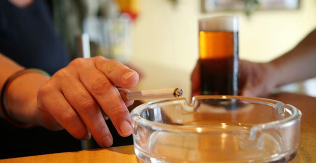 Retiran la custodia de sus hijos a un padre por fumar de manera adictiva ante ellos Retiran la custodia de sus hijos a un padre por fumar de manera adictiva ante ellos