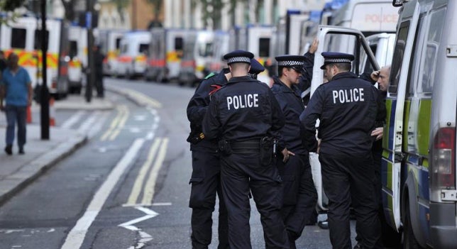 Un grupo de adolescentes lanza ácido a la cara de un repartidor de pizza paquistaní en Londres Un grupo de adolescentes lanza ácido a la cara de un repartidor de pizza paquistaní en Londres