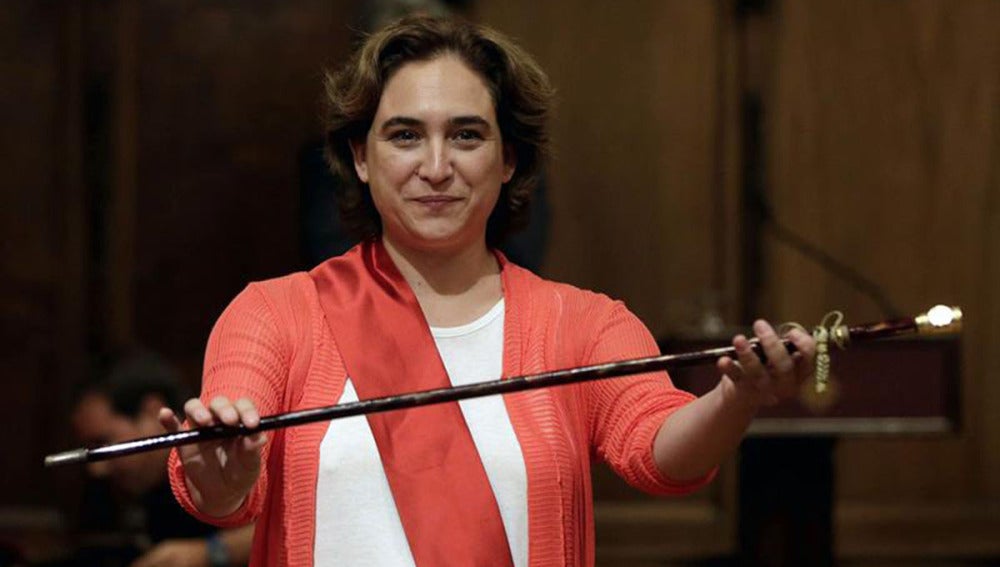Ada Colau, investida alcaldesa de Barcelona: "Gracias por hacer posible lo imposible"