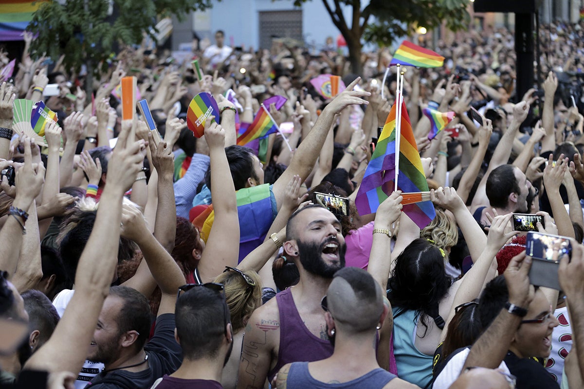Carmena multa con 12.400 euros a los organizadores del Orgullo Gay por exceso de ruido en el escenario Carmena multa con 12.400 euros a los organizadores del Orgullo Gay por exceso de ruido en el escenario