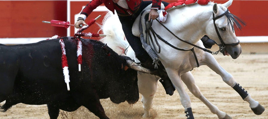 El rejoneador Pablo Hermoso de Mendoza, en su primer toro , en la plaza de toros de Pamplona. El rejoneador Pablo Hermoso de Mendoza, en su primer toro , en la plaza de toros de Pamplona.