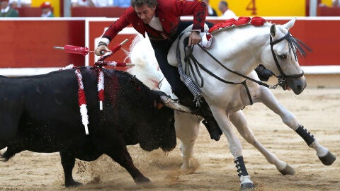 El rejoneador Pablo Hermoso de Mendoza, en su primer toro , en la plaza de toros de Pamplona.