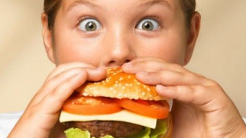Ni&ntilde;o comiendo hamburguesa