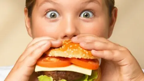 Niño comiendo hamburguesa Niño comiendo hamburguesa