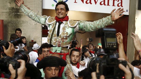  El torero Paco Ure&ntilde;a sale a hombros por la puerta grande de la Plaza de Toros de Pamplona