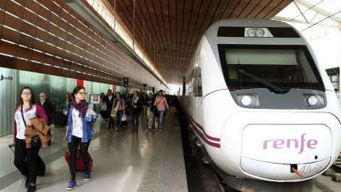Un tren de Renfe parado en una estaci&oacute;n
