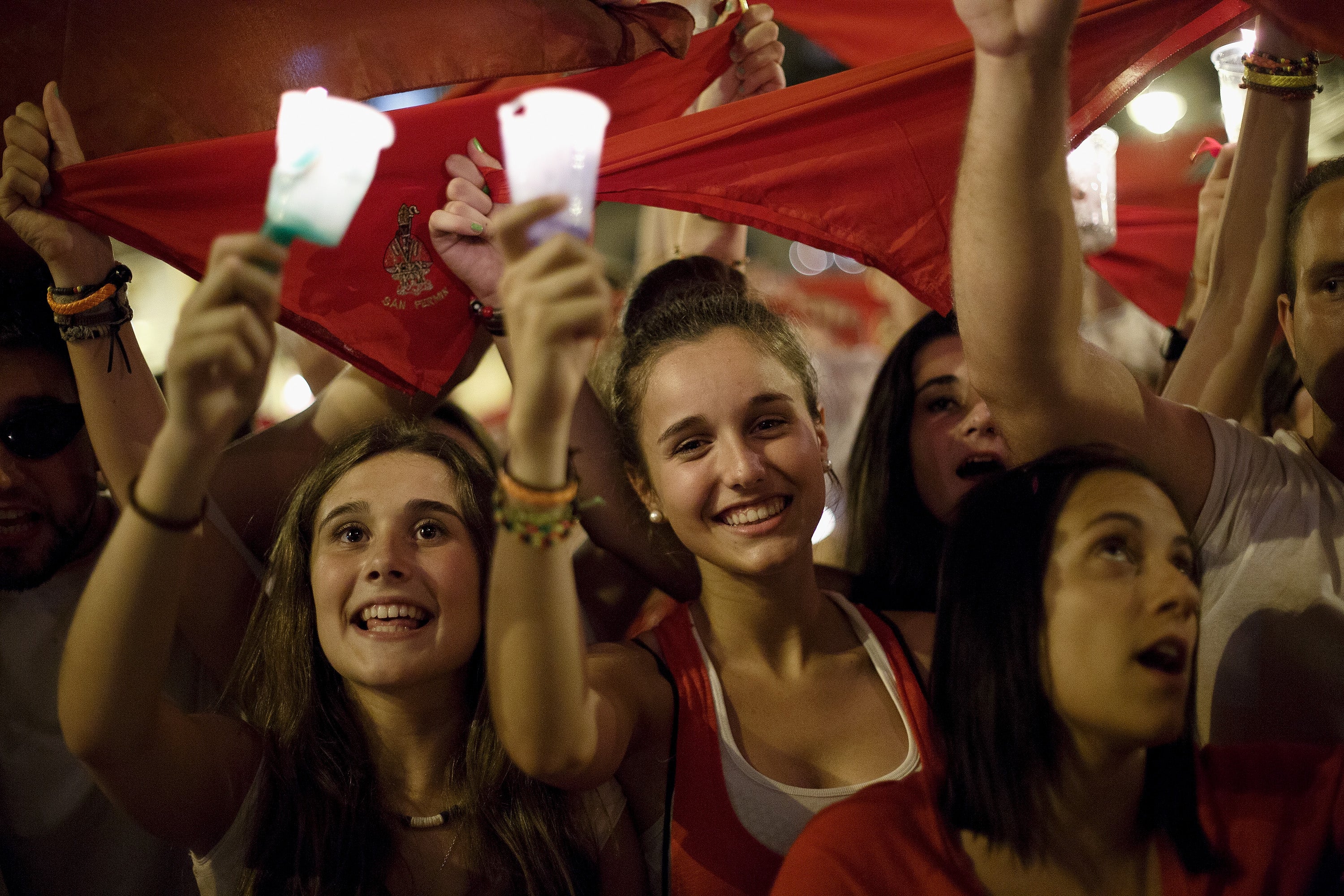 Miles de personas despiden los Sanfermines entonando el "Pobre de mí" Miles de personas despiden los Sanfermines entonando el "Pobre de mí"