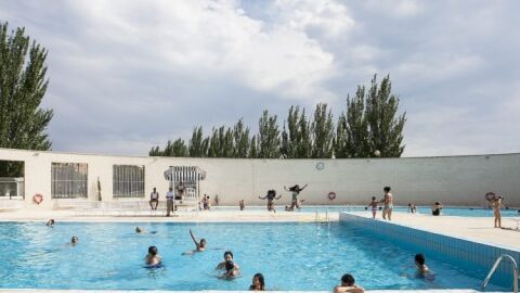 Ni&ntilde;os se ba&ntilde;an en una piscina.