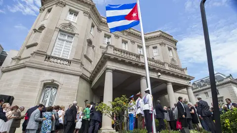 La bandera de Cuba vuelve a izarse en la embajada de Washington La bandera de Cuba vuelve a izarse en la embajada de Washington
