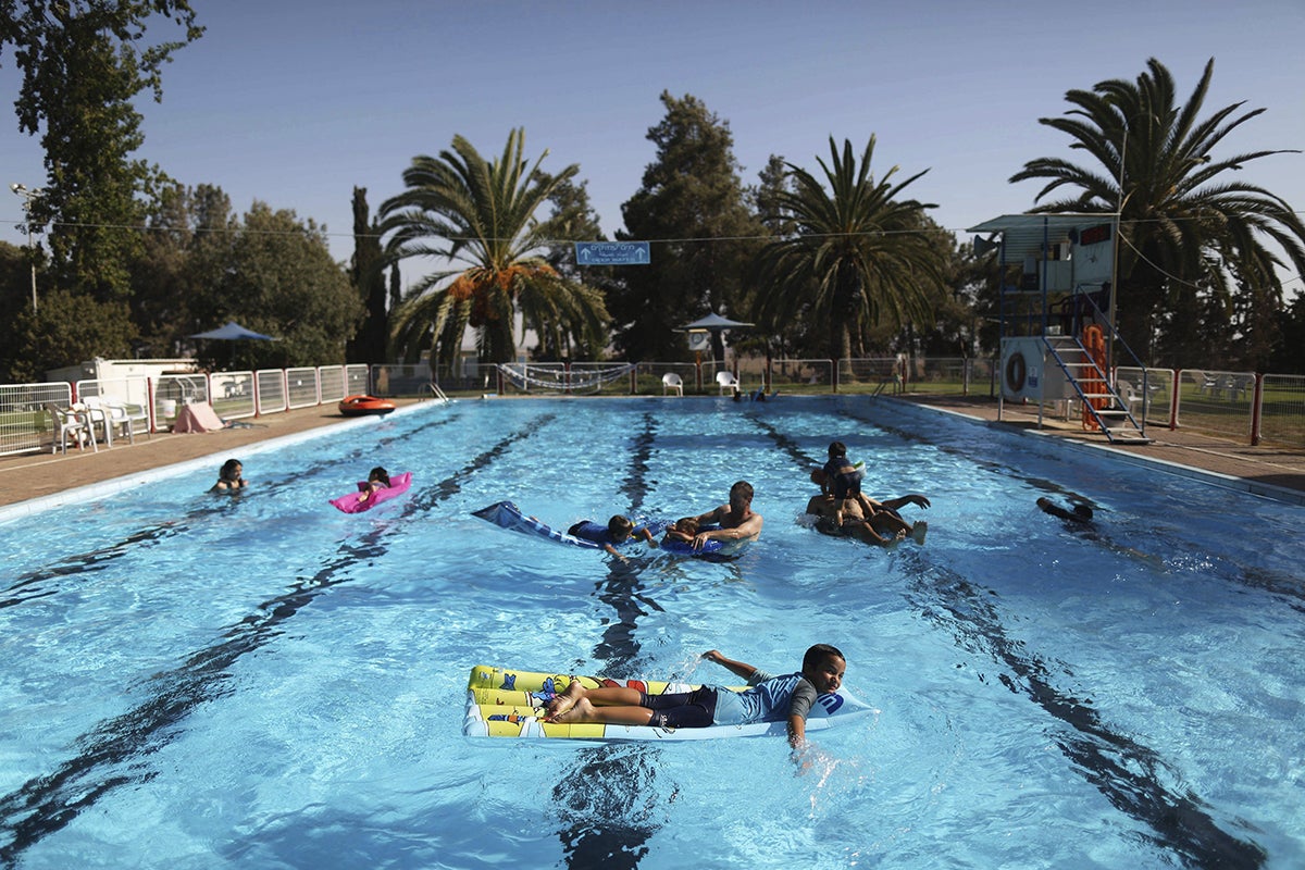 Detienen en Alicante a un hombre por masturbarse delante de niños en una piscina Detienen en Alicante a un hombre por masturbarse delante de niños en una piscina