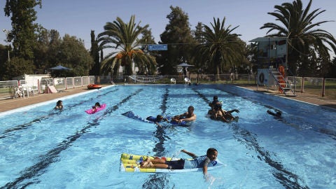 Varios ni&ntilde;os disfrutando de un d&iacute;a en la piscina (Archivo)