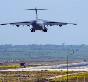 Avión militar de EEUU aterrizando en la base aérea de Turquía Avión militar de EEUU aterrizando en la base aérea de Turquía