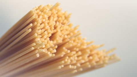 Primer plano de espaguetis normales. 