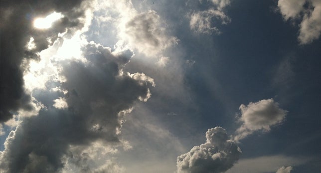El domingo amanece con nubes y chubascos en la mayoría de la Península, especialmente en Cataluña El domingo amanece con nubes y chubascos en la mayoría de la Península, especialmente en Cataluña