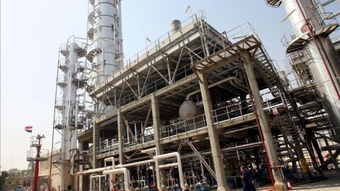 Vista de una refiner&iacute;a de crudo en Irak