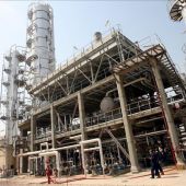 Vista de una refinería de crudo en Irak