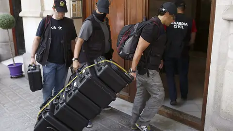 Agentes de la Guardia Civil registran la sede de la fundación de Convergència, Catdem Agentes de la Guardia Civil registran la sede de la fundación de Convergència, Catdem