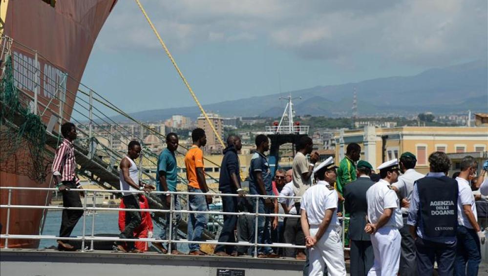 Inmigrantes desembarcan en el puerto de Catania, Sicilia 