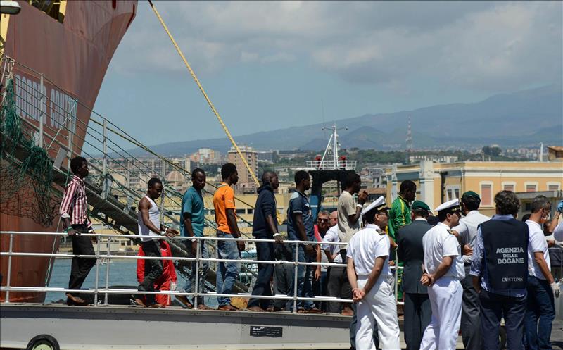 <p>Un barco con 932 inmigrantes llega al puerto italiano de Catania</p> <p>Un barco con 932 inmigrantes llega al puerto italiano de Catania</p>