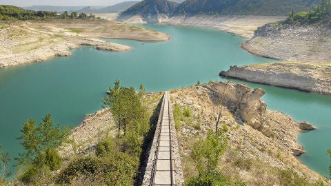 Embalse de Entrepe&ntilde;as junto al municipio de Saced&oacute;n