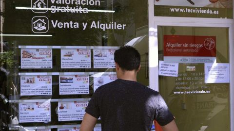 Vista de un escaparate de una inmobiliaria en Madrid