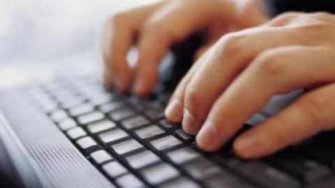 Persona utilizando un ordenador. 