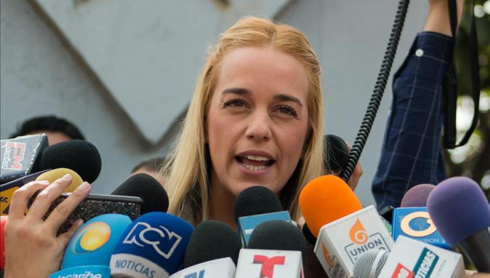 La esposa del dirigente opositor Leopoldo López, Lilian Tintori en una concentración en Caracas