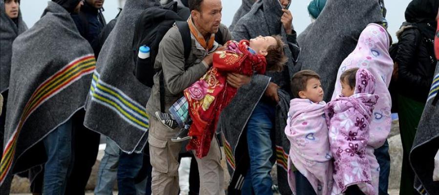 Refugiados se cubren con mantas tras cruzar la frontera entre Hungría y Austria en Nickelsdorf Refugiados se cubren con mantas tras cruzar la frontera entre Hungría y Austria en Nickelsdorf