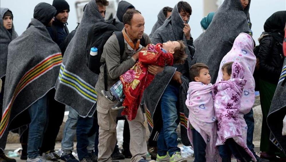 Refugiados se cubren con mantas tras cruzar la frontera entre Hungría y Austria en Nickelsdorf 