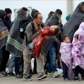 Refugiados se cubren con mantas tras cruzar la frontera entre Hungría y Austria en Nickelsdorf 