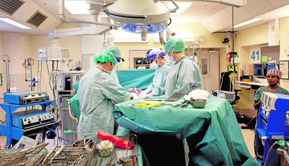 Dos mujeres reciben con éxito los primeros trasplantes de útero en la India Dos mujeres reciben con éxito los primeros trasplantes de útero en la India