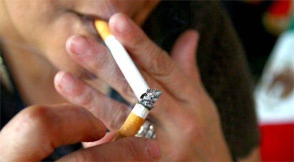 Los médicos piden a la DGT que se prohíba fumar si se conduce Los médicos piden a la DGT que se prohíba fumar si se conduce