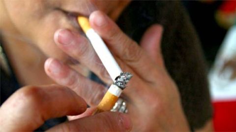 Una persona encendi&eacute;ndose un cigarro