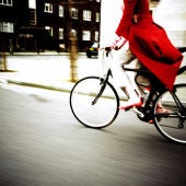 Una mujer en bicicleta