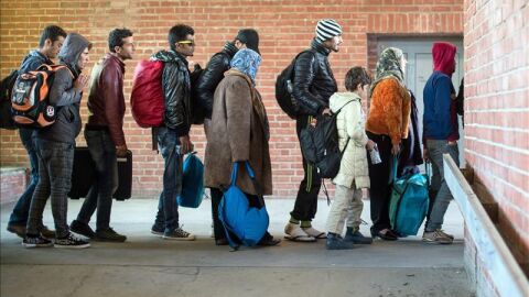 Refugiados a su llegada a la estaci&oacute;n de tren de Schoenefeld, en Alemania.