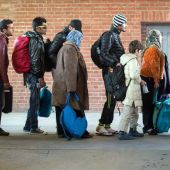 Refugiados a su llegada a la estación de tren de Schoenefeld, en Alemania.