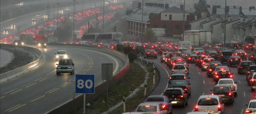 Colisiones y lluvia causan grandes atascos en el norte de la ciudad de Madrid Colisiones y lluvia causan grandes atascos en el norte de la ciudad de Madrid