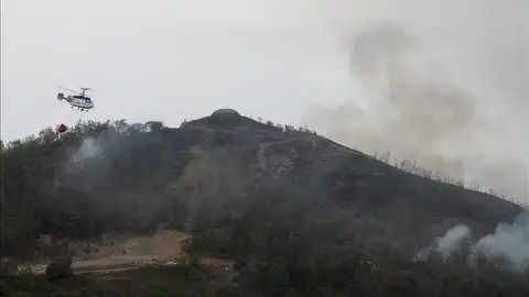 Un helicoptero durante las funciones de extinción del incendio forestal de Ceuta Un helicoptero durante las funciones de extinción del incendio forestal de Ceuta