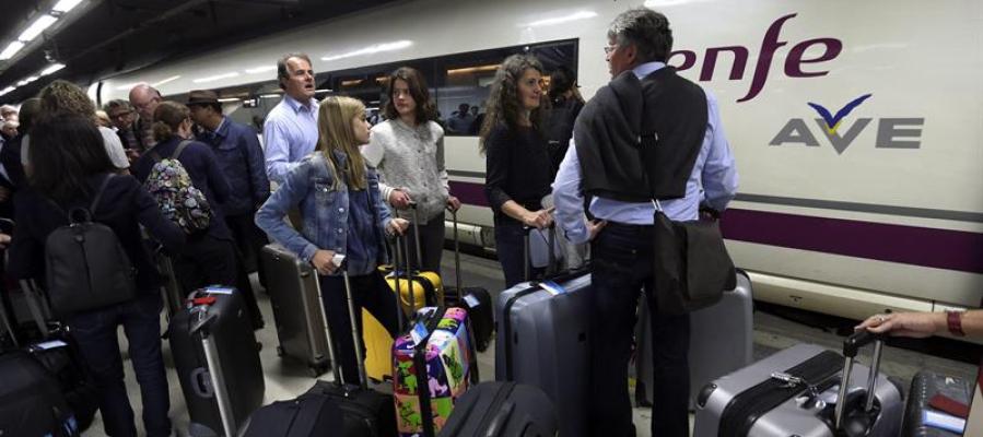 Pasajeros esperando subir a un tren AVE Pasajeros esperando subir a un tren AVE