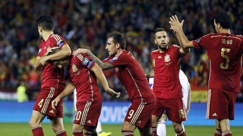 Los jugadores de la Selecci&oacute;n celebran el gol de Cazorla