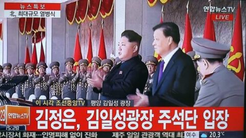 Kim Yong-Un durante el desfile militar