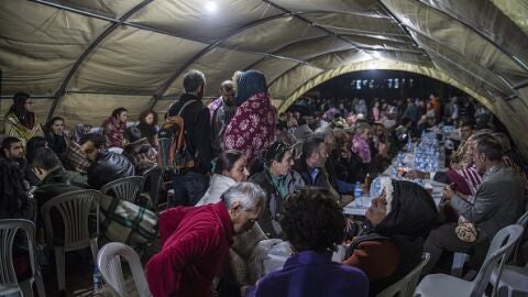 Familiares de los fallecidos en el atentado de Ankara esperan en un hospital de campa&ntilde;a mientras se realizan las autopsias