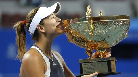 Garbi&ntilde;e Muguruza, con el trofeo de campeona del Abierto de China