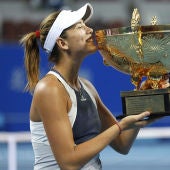 Garbiñe Muguruza, con el trofeo de campeona del Abierto de China