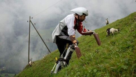 Hombre viviendo como una cabra